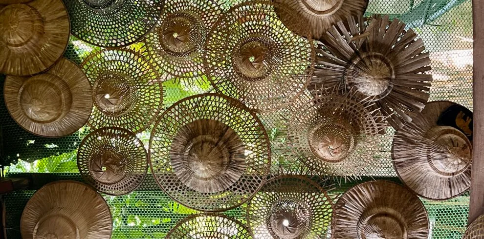 Taller de tejido de bambú con artesanos locales en Phrae
