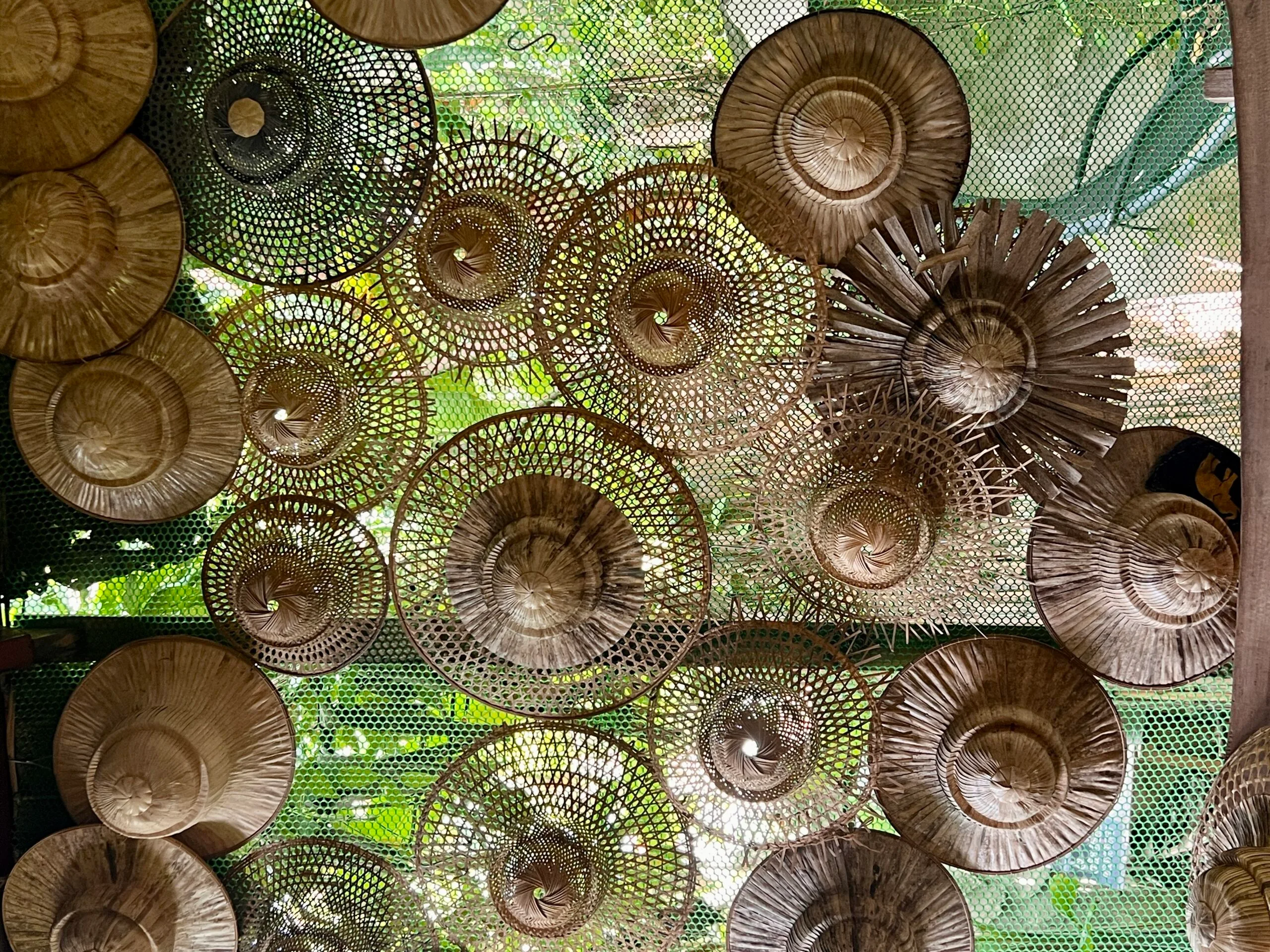 Taller de tejido de bambú con artesanos locales en Phrae