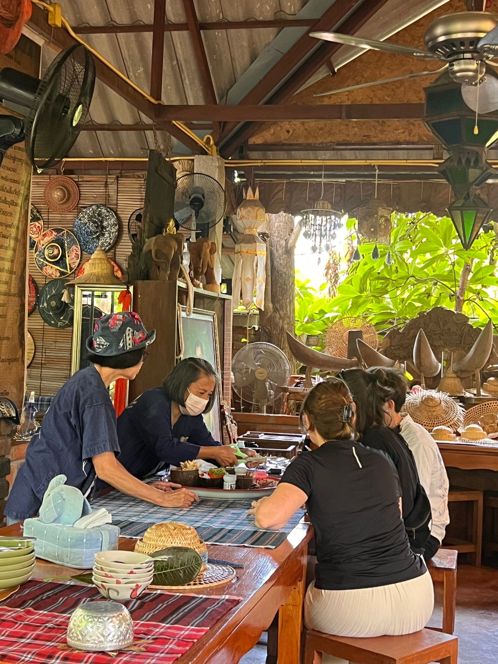 Bambú preparado para un taller de artesanía tradicional