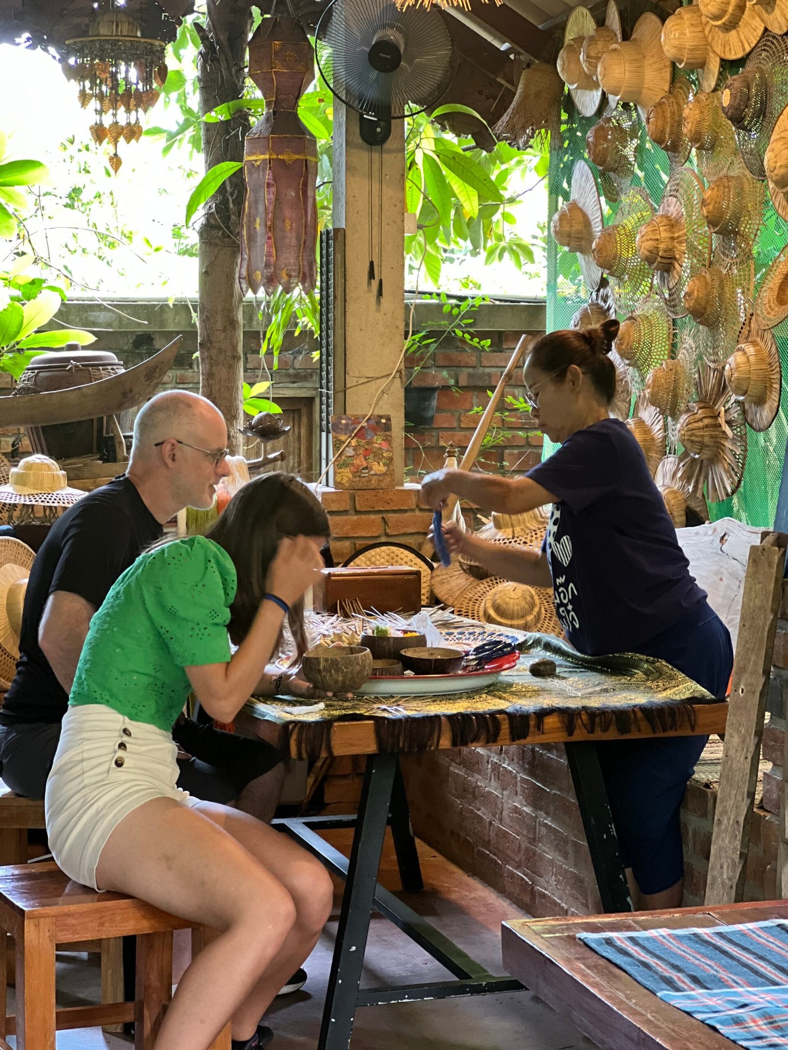 Detalles de bambú y artesanía local en Phrae