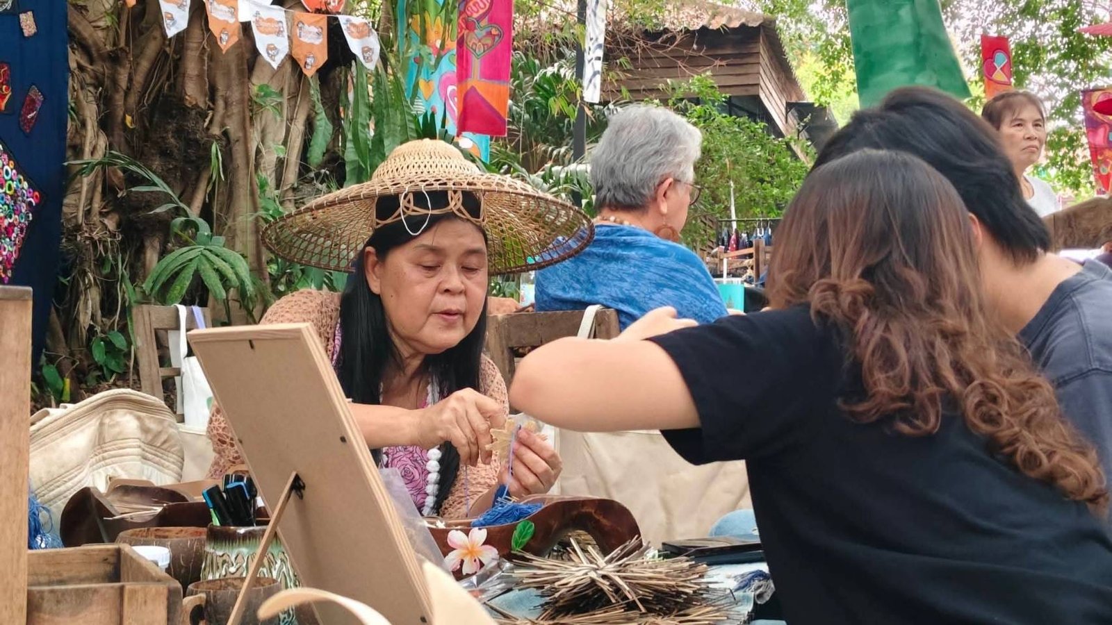 Viajero aprendiendo tejido de bambú junto a un artesano en Phrae