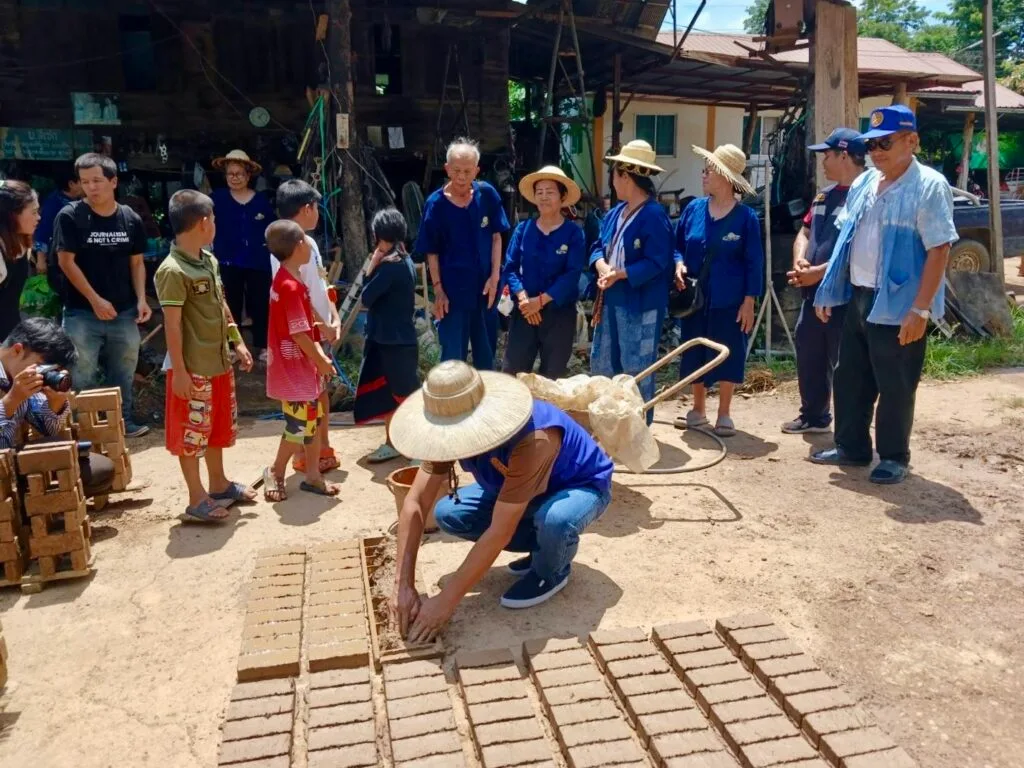 Bike ride with the community in Phrae