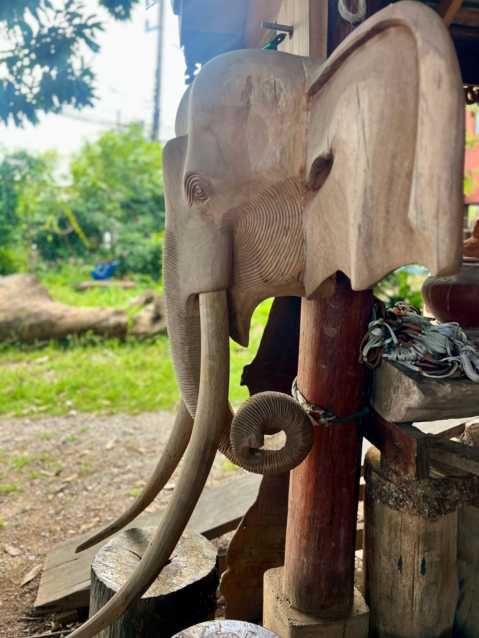 artesania elefante hecho en madera en phrae