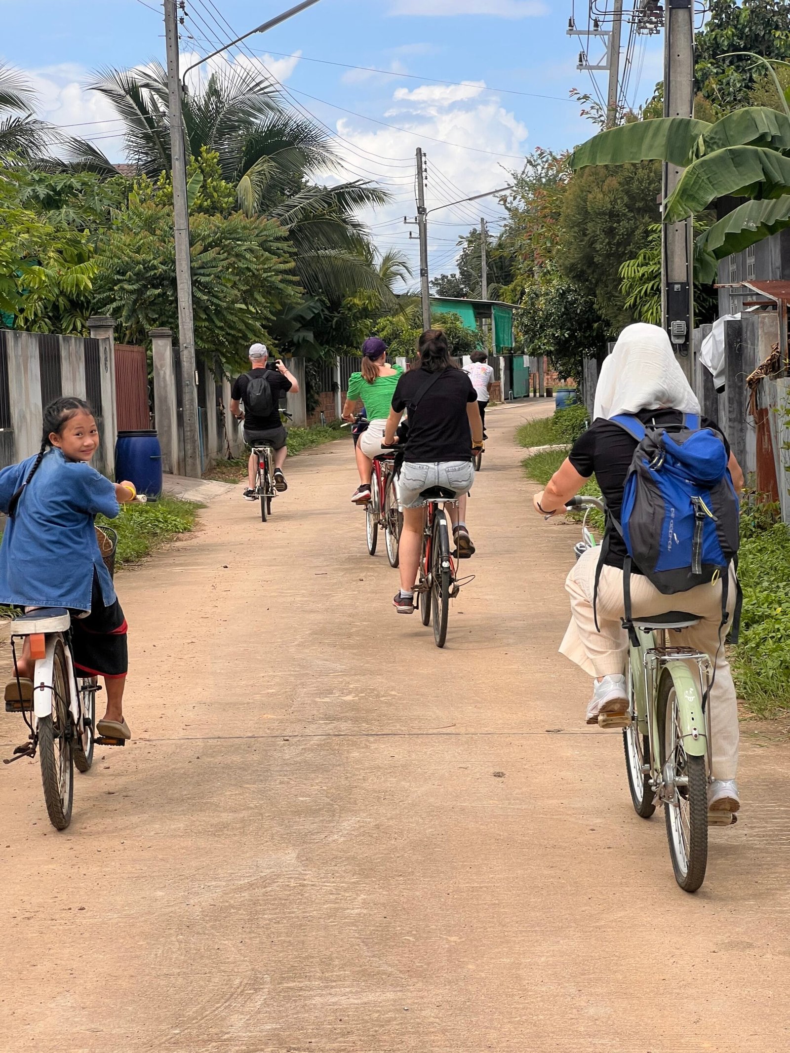 personas montando bicicleta en una villa de Phrae